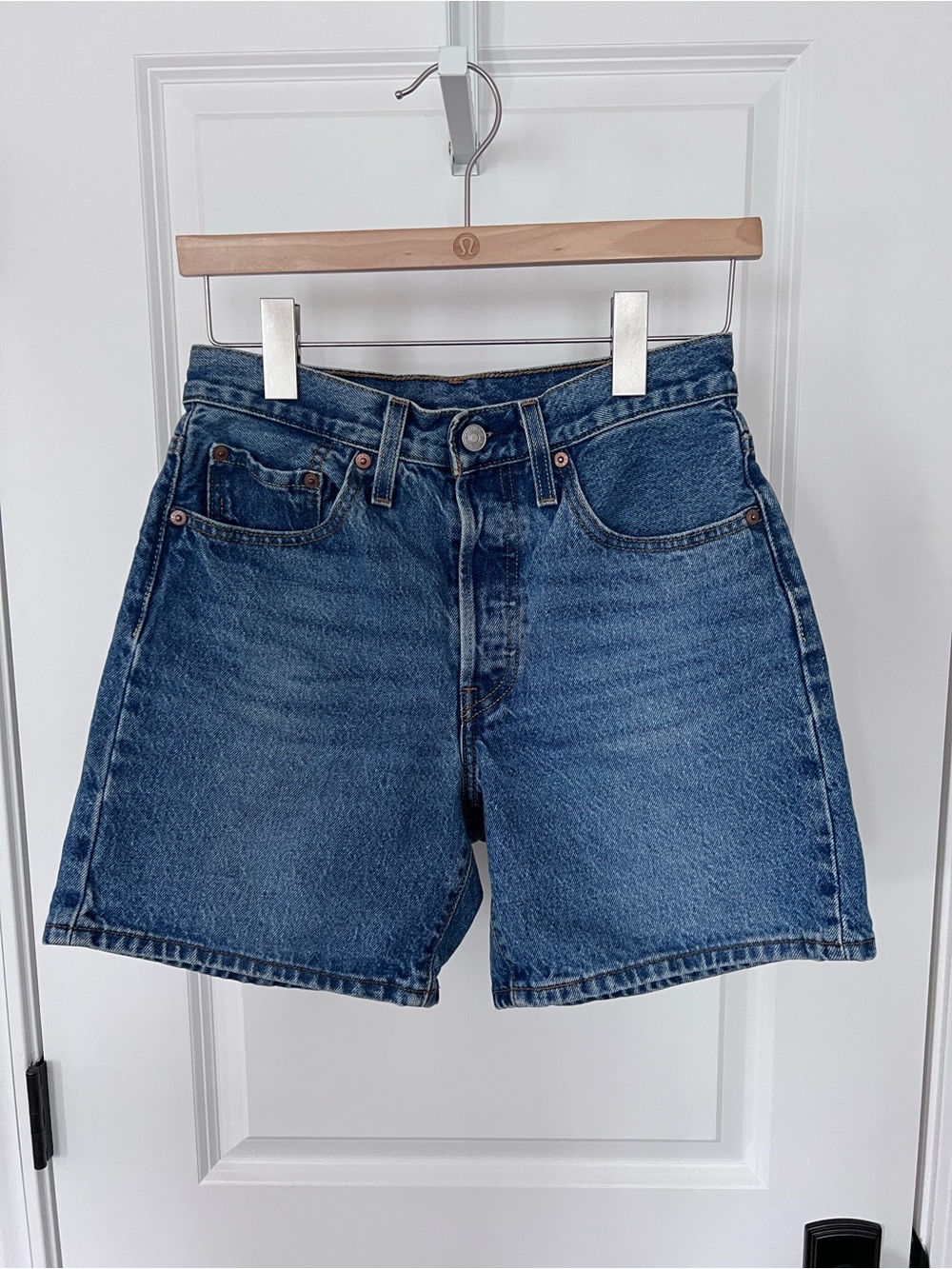 Levi’s 501 Mid Length Denim Shorts Size 26
